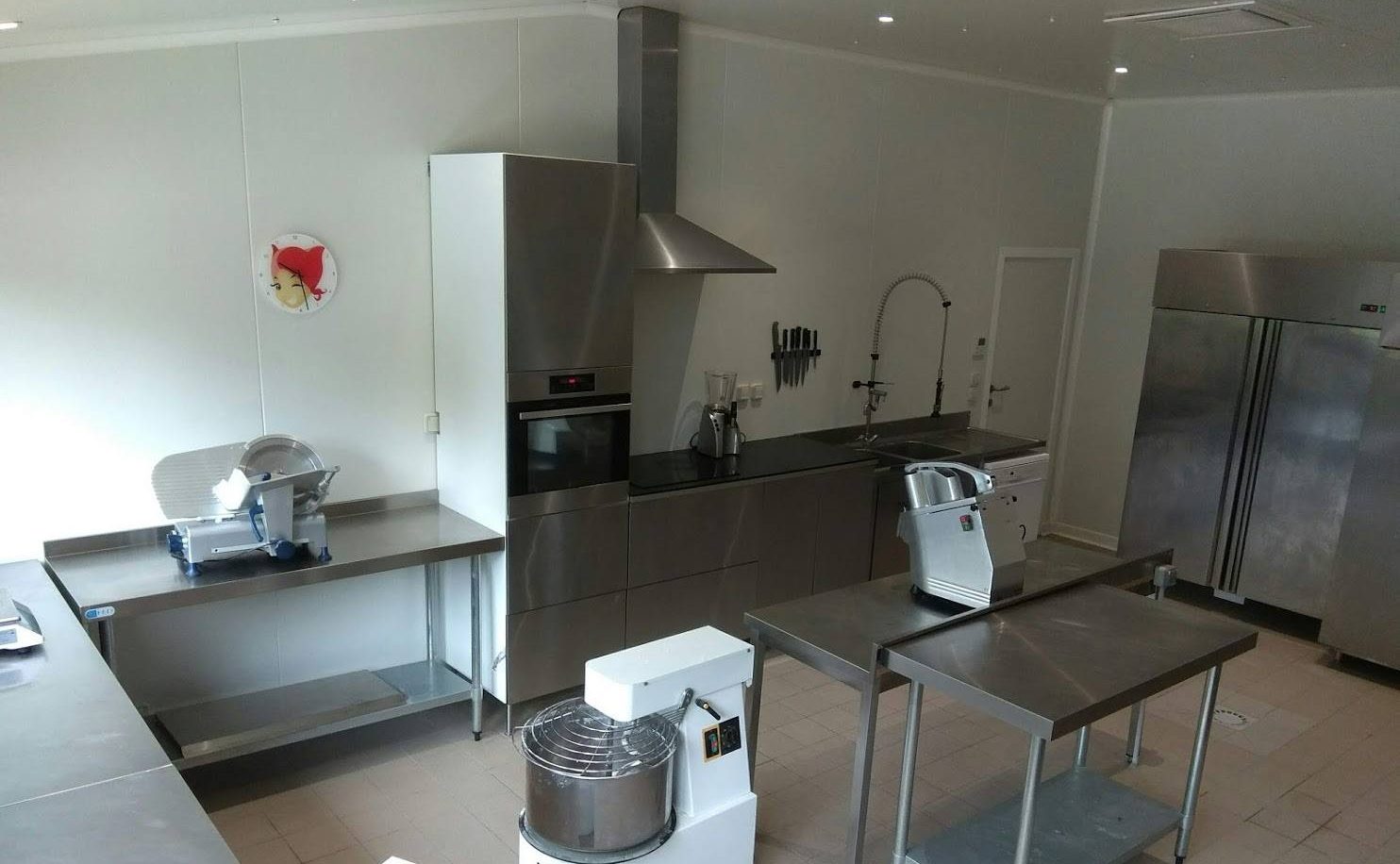 Le laboratoire Pizza Par'Tif : plans de travail en inox, pétrin, trancheuse, four et chambre froide